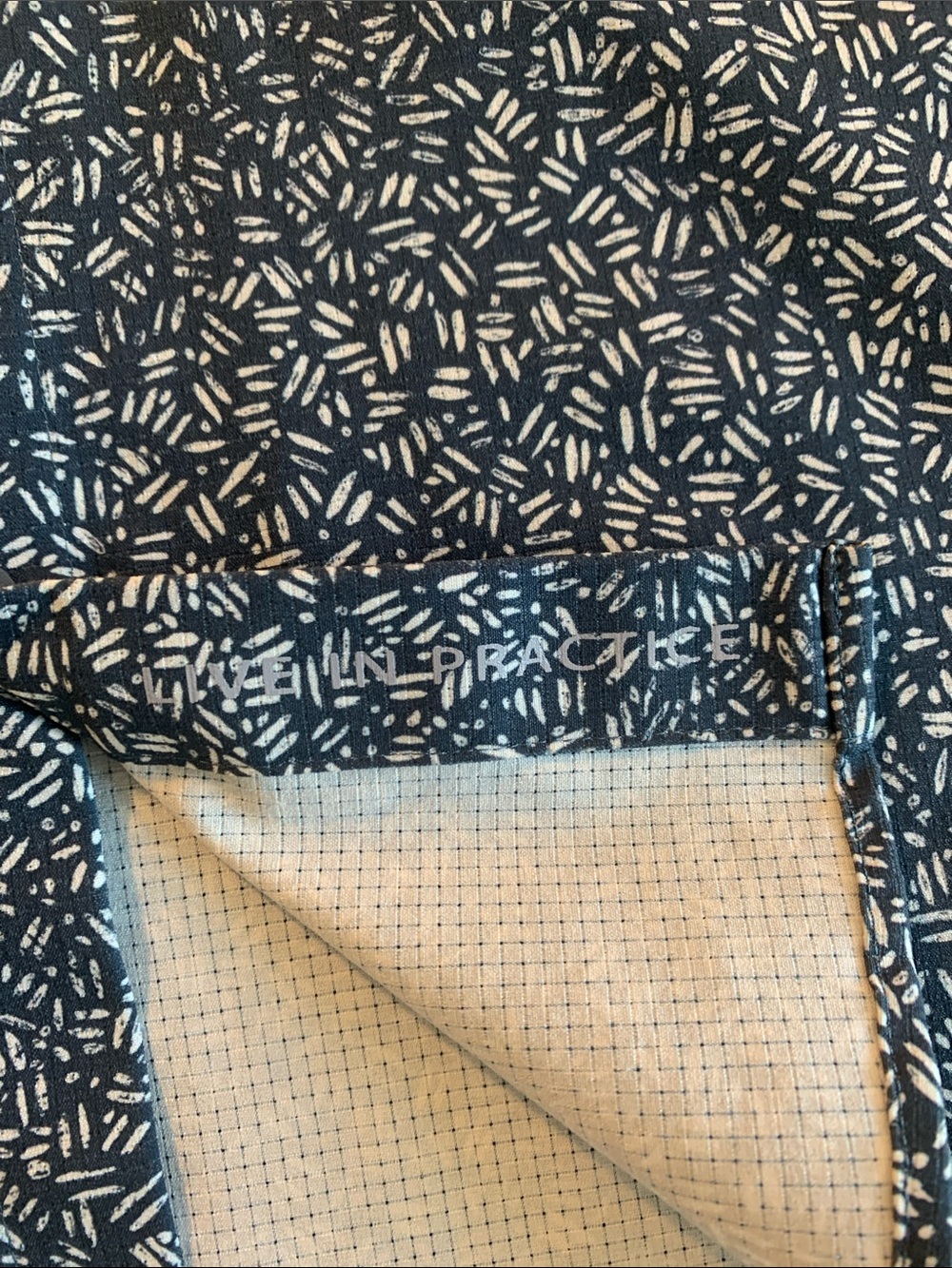 lululemon athletica Men’s Short-Sleeve Navy Button-Down with White Micro Pattern - Picture 3 of 5